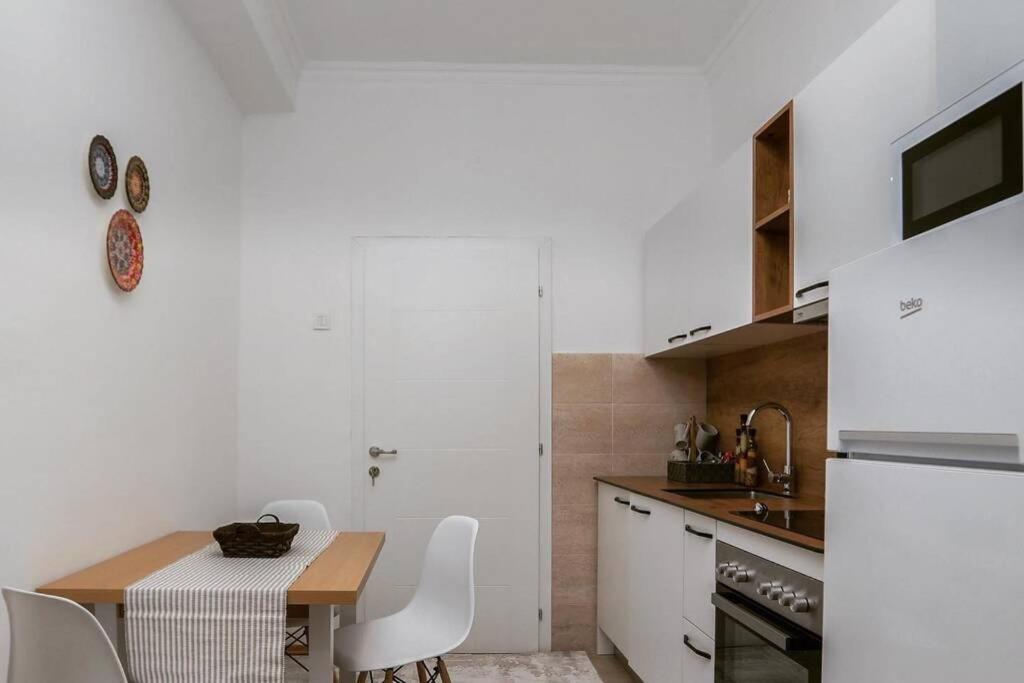 Mickitos Apartments At Macedonia Square سكوبجي المظهر الخارجي الصورة
